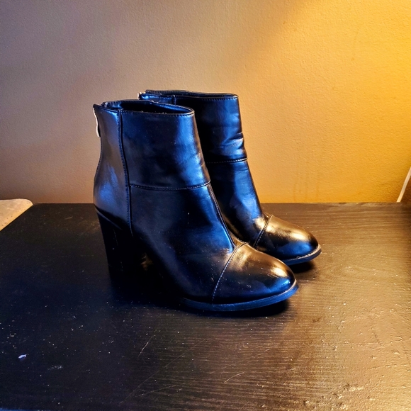 Boots, size 7.5 - Picture 2 of 3